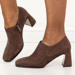 Brązowe skórzane botki damskie Cambell 52339. Brązowe botki Cambell, bez wzorów, z jeansu, casualowe, bez obcasa, na słupku, bez zapięcia. Za 319.00 zł.