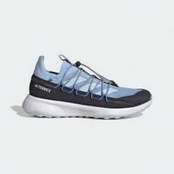Buty Terrex Voyager 21 Travel. Białe buty do biegania adidas, bez wzorów, z materiału, bez zapięcia, do biegania. Za 387.90 zł.