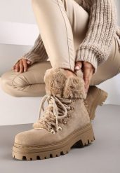 Ciemnobeżowe Traperki na Tłoczonej Podeszwie Ozdobione Futerkiem Taiva. Brązowe traperki Born2be, bez wzorów, z jeansu, bez obcasa, na płaskiej podeszwie, bez zapięcia. Za 129.99 zł.