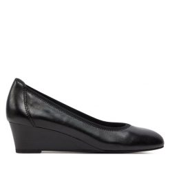 Półbuty Tamaris. Czarne półbuty wsuwane Tamaris, bez wzorów, bez obcasa, na koturnie. Za 249.99 zł.