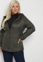 Ciemnozielona Kurtka Pikowana z Nieodpinanym Kapturem Lotizia. Zielone kurtki Born2be, l, bez wzorów, z jeansu, eleganckie. W wyprzedaży za 139.99 zł.