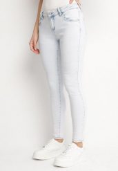 Jasnoniebieskie Dopasowane Bawełniane Jeansy z Przetarciami Salliore. Niebieskie jeansy Born2be, bez wzorów, z bawełny, eleganckie. Za 119.99 zł.
