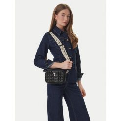 Torebka Guess. Czarne listonoszki Guess, z aplikacjami, bez dodatków. Za 249.99 zł.