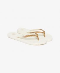 Superdry Klapki Core Metallic z gumy i EVA – OFF WHITE. Białe klapki Superdry, bez wzorów, z gumy, wakacyjne, bez obcasa, bez zapięcia. Za 77.50 zł.