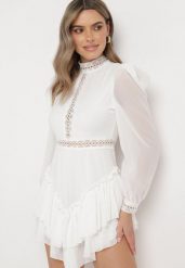 Biała Rozkloszowana Sukienka Kombinezon Mini z Falbankami Gilha. Białe sukienki Born2be, m, z aplikacjami, z koronki, bez kołnierzyka, bez ramiączek, mini, rozkloszowane. W wyprzedaży za 144.49 zł.