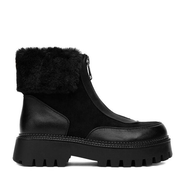 Botki DeeZee. Czarne botki DeeZee, bez wzorów, bez obcasa, na płaskiej podeszwie, bez zapięcia. Za 219.99 zł.