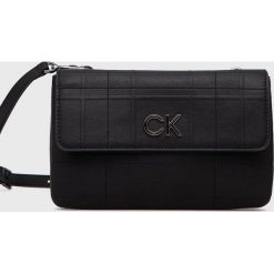 Calvin Klein torebka kolor czarny. Czarne listonoszki Calvin Klein, bez wzorów, bez dodatków. Za 539.99 zł.
