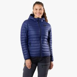 Kurtka outdoor hiking damska Swedemount Lofoten Hood Jacket wodoodporna. Niebieskie kurtki SWEDEMOUNT, bez wzorów, z tkaniny, sportowe, bez kaptura. Za 499.99 zł.