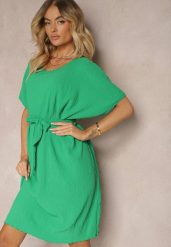 Zielona Pudełkowa Sukienka Wiązana w Talii Junolia. Zielone sukienki Renee, na co dzień, m, bez wzorów, eleganckie, bez kołnierzyka, bez ramiączek, midi, kopertowe. W wyprzedaży za 55.99 zł.