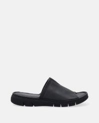 SKÓRZANE KLAPKI W KOLORZE CZARNYM 12361S SOFT NERO. Czarne klapki Venezia, bez wzorów, ze skóry, bez obcasa, bez zapięcia. Za 199.00 zł.