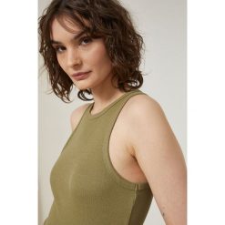 Medicine top damski kolor zielony. Zielone topy MEDICINE, l, bez wzorów, z dzianiny, bez kołnierzyka, bez ramiączek. Za 29.90 zł.