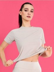 Sportowa koszulka z perforowanego materiału Gym Hard - kremowy. Białe t-shirty sportowe Sinsay, l, bez wzorów, bez ramiączek. Za 25.99 zł.