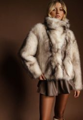 Jasnobeżowa Kurtka Futerko z Ozdobnym Kołnierzem Fitene. Brązowe kurtki Renee, bez wzorów, z futra, eleganckie, bez kaptura. Za 279.99 zł.