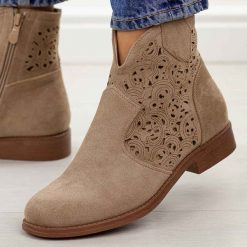 Beżowe zamszowe ażurowe botki damskie S.Barski 8026. Brązowe botki S.BARSKI, w ażurowe wzory, z jeansu, eleganckie, z okrągłym noskiem, bez obcasa, na płaskiej podeszwie, bez zapięcia. Za 229.00 zł.