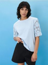 Bluzka z dekoracyjnym krótkim rękawem crochet - błękitny. Niebieskie bluzki Sinsay, l, bez wzorów, bez kołnierzyka, bez ramiączek. Za 29.99 zł.