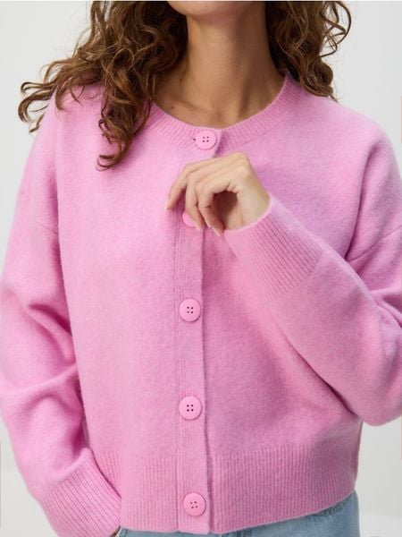 Kardigan z obniżoną linią ramion - fioletowy. Fioletowe swetry Reserved, l, bez wzorów, z dzianiny, bez ramiączek. W wyprzedaży za 79.99 zł.