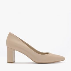 BEŻOWE CZÓŁENKA NA SŁUPKU ELLIE. Brązowe czółenka Ryłko, bez wzorów, ze skóry, bez obcasa, na słupku, bez zapięcia. Za 349.99 zł.