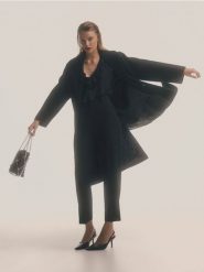 Dwurzędowy płaszcz z wełną - czarny. Czarne płaszcze Reserved, l, bez wzorów, z tkaniny, klasyczne, bez kaptura. W wyprzedaży za 229.99 zł.