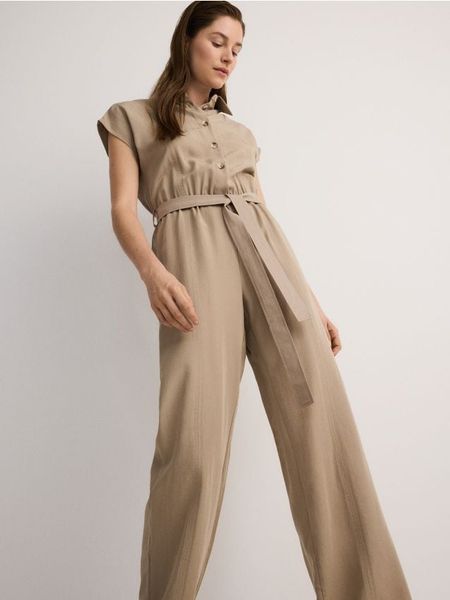 Kombinezon z lyocellu - beżowy. Brązowe kombinezony Reserved, l, bez wzorów, z lyocellu, bez kołnierzyka, bez ramiączek. W wyprzedaży za 89.99 zł.