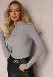 Szary Dopasowany Prążkowany Golf z Ozdobnymi Guzikami Agorcja. Szare swetry Renee, bez wzorów, z dzianiny, eleganckie, bez ramiączek. W wyprzedaży za 43.99 zł.