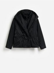 Kurtka z połyskującej tkaniny - czarny. Czarne kurtki Reserved, l, bez wzorów, z tkaniny, bez kaptura. Za 259.99 zł.
