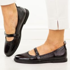 Czarne skórzane baleriny damskie Filippo Dp7742/26. Czarne baleriny Filippo, bez wzorów, z jeansu, biznesowe, z okrągłym noskiem, bez obcasa, na płaskiej podeszwie, bez zapięcia. Za 219.00 zł.