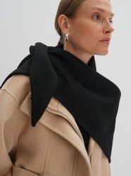 Someday Szal "Blunda" w kolorze czarnym rozmiar: onesize. Czarne szaliki i kominy someday., bez wzorów, z wełny. Za 108.99 zł.