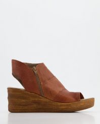 SANDAŁY Z CHOLEWKĄ 7806 PELLE CUOIO. Sandały Venezia, bez wzorów, ze skóry, bez obcasa, bez zapięcia. Za 269.00 zł.