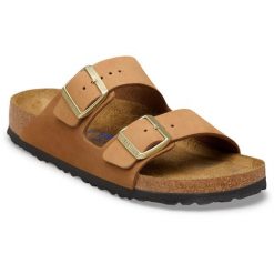 Klapki Birkenstock Arizona Sfb Z Nubukowej Skóry Damskie. Brązowe klapki Birkenstock, bez wzorów, z materiału, bez obcasa, bez zapięcia. Za 656.70 zł.