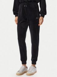Guess Spodnie dresowe V6BB11 K6304 Czarny Regular Fit. Czarne spodnie dresowe Guess, z aplikacjami, z dresówki. Za 344.99 zł.
