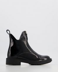 LAKIEROWANE BOTKI 00101170R BLACK. Czarne botki Venezia, bez wzorów, z lakierowanej skóry, bez obcasa, bez zapięcia. Za 399.00 zł.