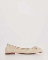 KLASYCZNE BALERINY 21655 CREMA. Baleriny Venezia, bez wzorów, ze skóry, klasyczne, bez obcasa, bez zapięcia. Za 229.00 zł.