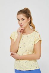 Bluzka z nadrukiem. Żółte bluzki MOODO, xxl, bez wzorów, z bawełny, bez kołnierzyka, bez ramiączek. W wyprzedaży za 19.99 zł.