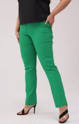Zielone spodnie Nilda z prostą nogawką wysoki stan PLUS SIZE XXL. Zielone spodnie materiałowe Nasi partnerzy, bez wzorów, z elastanu, biznesowe, z podwyższonym stanem, krótkie. Za 159.90 zł.