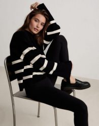 Damski sweter z długim rękawem, regularny krój Perfect Knit czarny w paski. Białe swetry AIM'N, m, bez wzorów, z dzianiny, eleganckie, bez ramiączek. Za 387.00 zł.