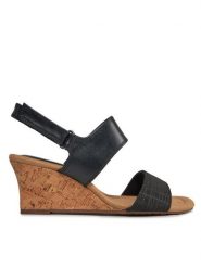Clarks Sandały Kyarra Faye 26171237 Czarny. Czarne sandały Clarks, bez wzorów, ze skóry, bez obcasa, na koturnie, bez zapięcia. Za 299.99 zł.