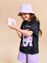 Portfel ze sztucznym futerkiem Care Bears - różowy. Czerwone portfele Sinsay, bez wzorów. Za 25.99 zł.