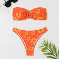 Dwuczęściowy strój kąpielowy bez ramiączek z elastycznego materiału na lato Brigitte. Bikini Intica, bez wzorów, klasyczne. Za 149.00 zł.