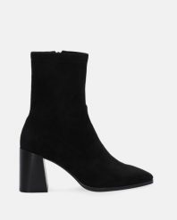 CZARNE BOTKI NA OBCASIE 2377-02 S BLACK. Czarne botki Venezia, bez wzorów, bez obcasa, na obcasie, bez zapięcia. Za 329.00 zł.