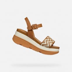 Sandały GEOX D GARDENIA Brązowy. Brązowe sandały Geox, bez wzorów, ze skóry, bez obcasa, bez zapięcia. Za 470.99 zł.