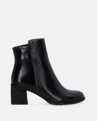 LAKIEROWANE BOTKI NA OBCASIE 535458 BLACK. Czarne botki Venezia, bez wzorów, z lakierowanej skóry, bez obcasa, na obcasie, bez zapięcia. Za 339.00 zł.