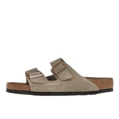 Klapki damskie Birkenstock Arizona. Brązowe klapki Birkenstock, bez wzorów, z materiału, bez obcasa, bez zapięcia. Za 1,054.12 zł.