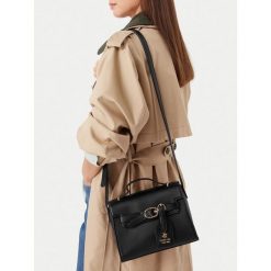 Torebka Beverly Hills Polo Club. Czarne torebki klasyczne Beverly Hills Polo Club, bez wzorów, klasyczne, bez dodatków. Za 199.99 zł.