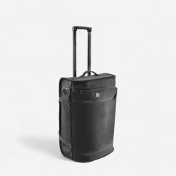 Torba podróżna na 2 kółkach z komorą na buty Club 100 30 L. Czarne torby sportowe KIPSTA, bez wzorów, z materiału, małe. Za 139.99 zł.