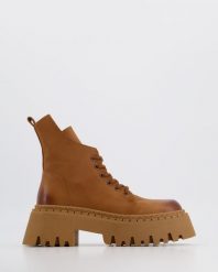 BRĄZOWE BOTKI 017912400D TAN. Brązowe botki Venezia, bez wzorów, ze skóry, bez obcasa, bez zapięcia. Za 379.00 zł.