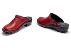 JOSEF SEIBEL 95920 23 380 Betsy hibiscus, klapki damskie. Czerwone klapki Josef Seibel, bez wzorów, ze skóry, bez obcasa, bez zapięcia. Za 299.90 zł.