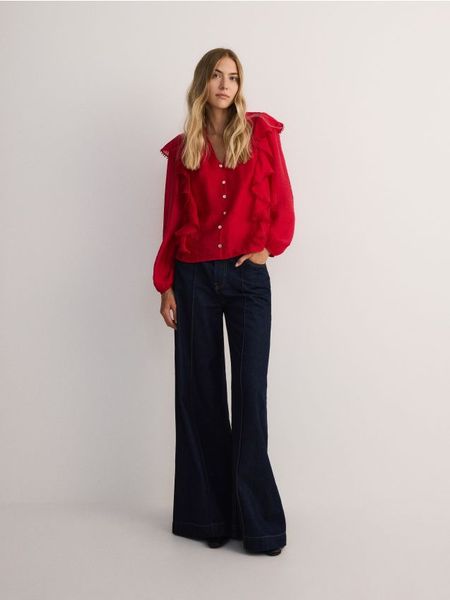 Koszula z falbanką z lyocellem - czerwony. Czerwone koszule Reserved, l, bez wzorów, z lyocellu, bez kołnierzyka, bez ramiączek. W wyprzedaży za 79.99 zł.