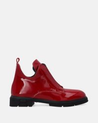 CZERWONE SZTYBLETY DAMSKIE Z LAKIEROWANEJ SKÓRY L006PAREOBB033. Czerwone botki Venezia, bez wzorów, ze skóry, bez obcasa, bez zapięcia. Za 349.00 zł.