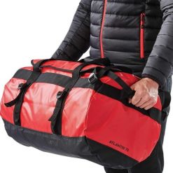 Wodoodporna Torba Na Sprzęt Atlantis. Czarne torby sportowe STORMTECH, bez wzorów, z materiału, na ramię. Za 394.99 zł.