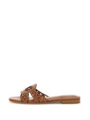 Guess Klapki FLJCS2 LEA03 Brązowy. Brązowe klapki Guess, z aplikacjami, ze skóry, bez obcasa, bez zapięcia. Za 499.99 zł.